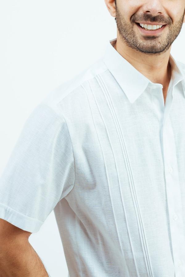 Guayabera Manga Corta Blanca Con Alforzas Look De Lino Para Caballero